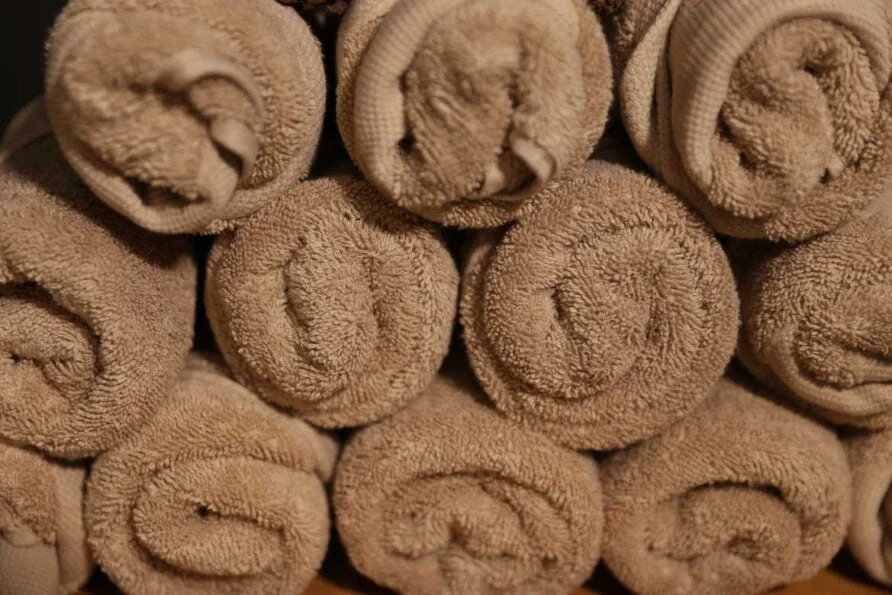 La Transparence, pionnière du Tourisme Durable et Solidaire en Auvergne : Une transition vers un entretien du linge avec l&rsquo;ESAT de Rochefort Montagne